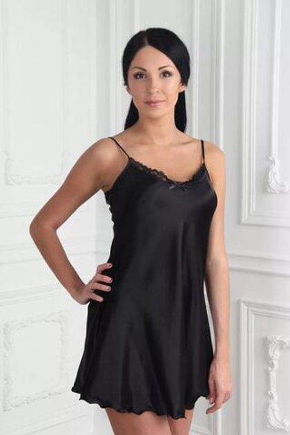 Короткая шелковистая сорочка на тонких бретелях