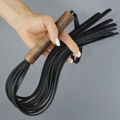 Черная кожаная плеть с деревянной рукоятью