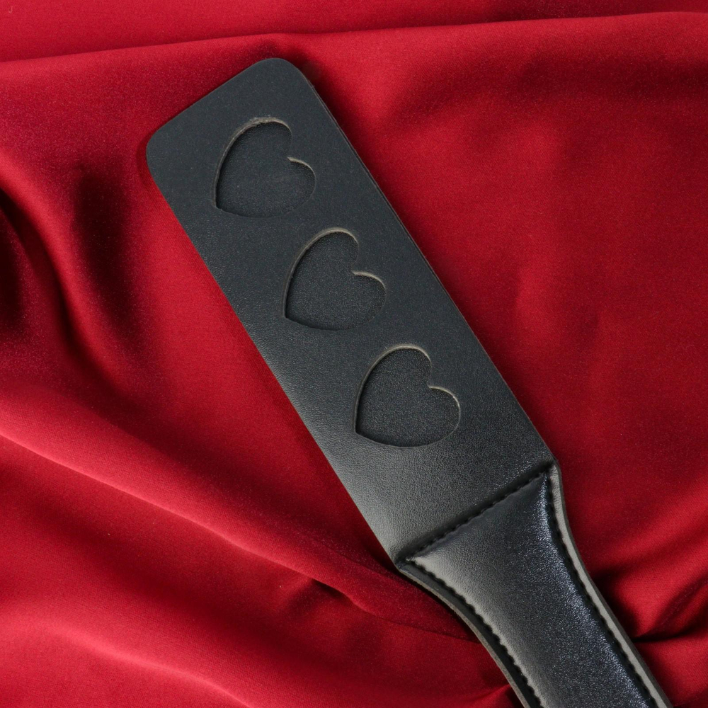 Черная кожаная шлепалка  сердечки  - 32 см.
