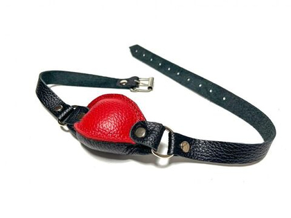 Кожаный кляп на ремешках с пряжкой