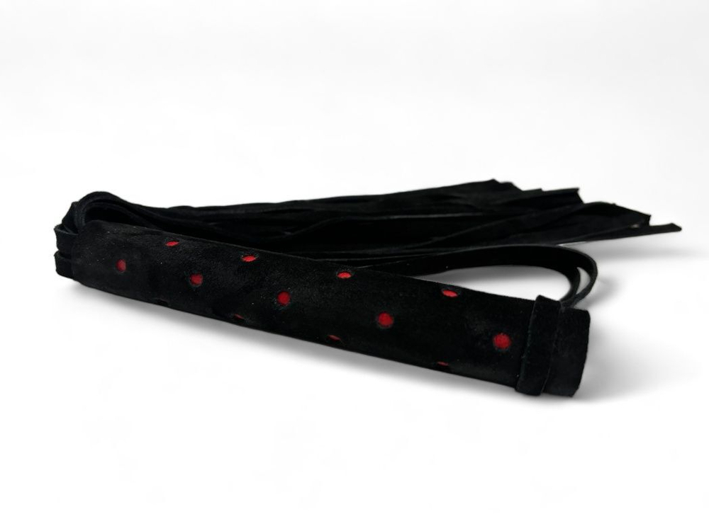 Черная замшевая плеть с красными точками на рукояти red dot princess - 43 см.