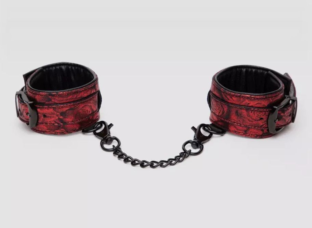 Красно-черные наручники reversible faux leather wrist cuffs