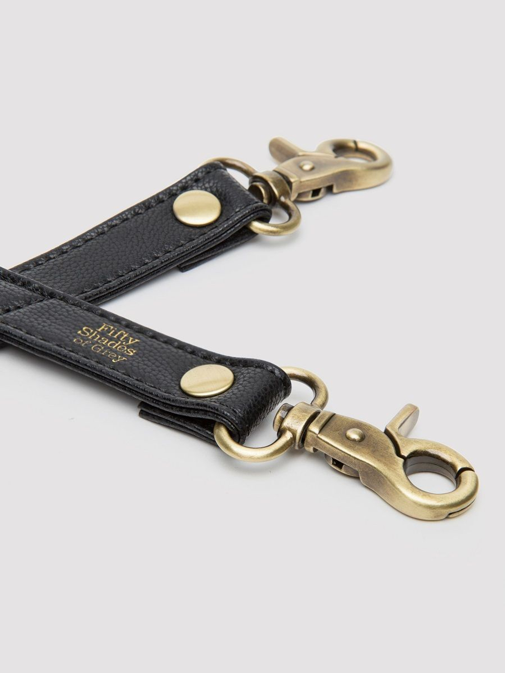 Черный фиксатор для манжет bound to you faux leather hogtie